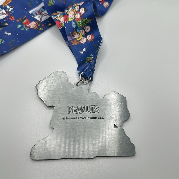 A CHARLIE BROWN CHRISTMAS 5K/10K/13.1 MEDAL - Picture 4 of 4